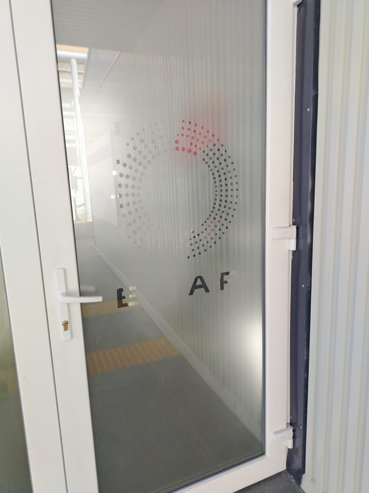 Detalle de vinilo empavonado instalado en puerta