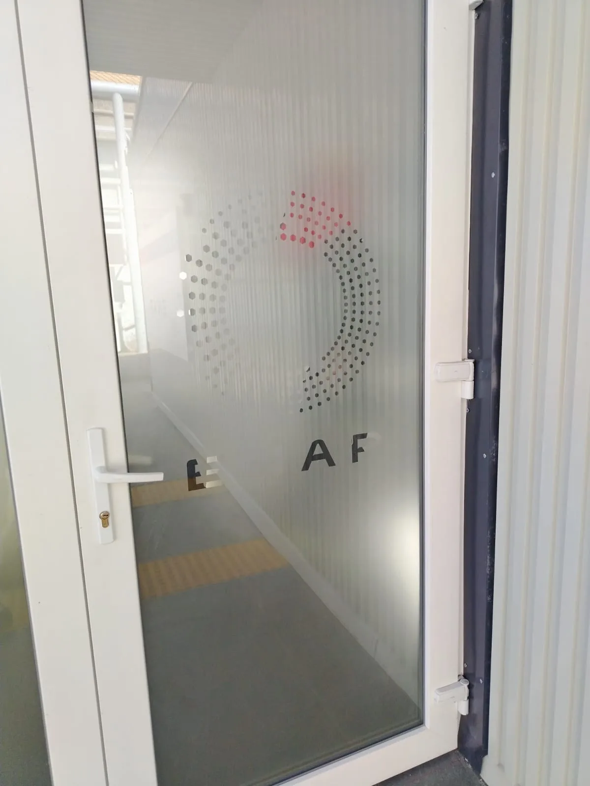 Detalle de vinilo empavonado instalado en puerta